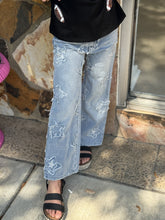 Load image into Gallery viewer, Wide Leg Frayed Star Jeans
